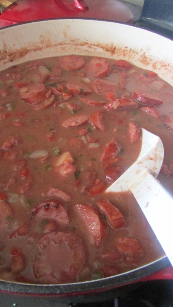 Read beans with sausage in pot